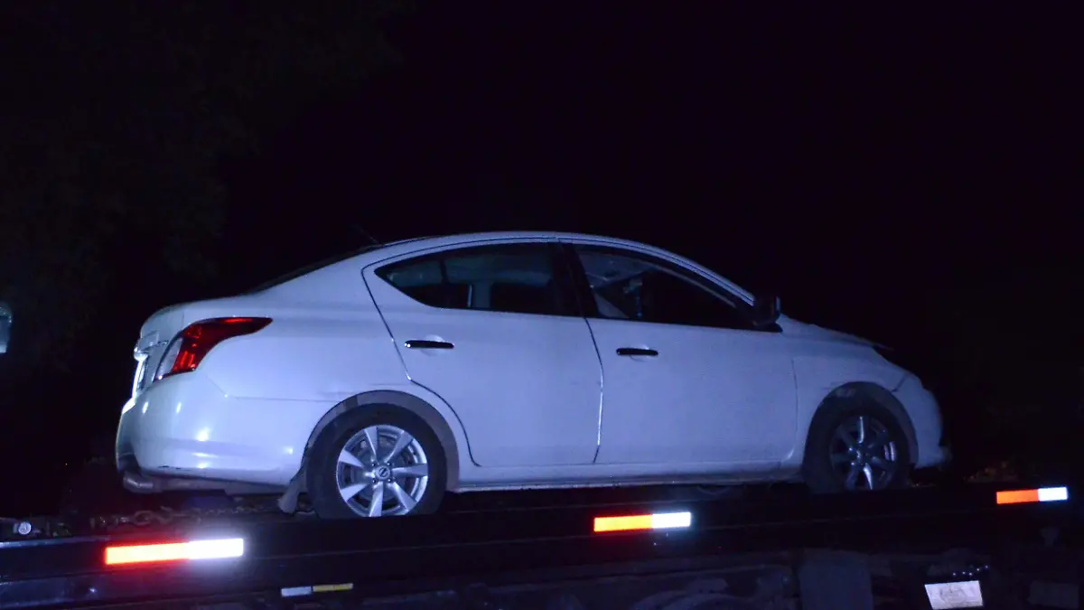 El auto tuvo que ser arrastrado por una grúa para retirarlo del lugar de los hechos.  Luis Luevanos.